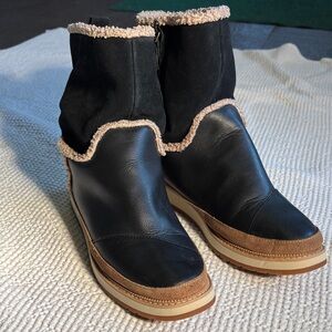 Toms Makenna Black Leather Suede Zip Up Ankle Boots, Size 8, EUC, Fur Lined